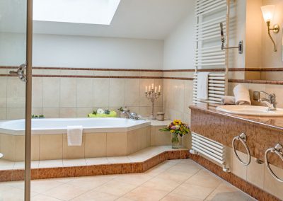 Großzügiges Suite Badezimmer